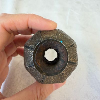 Five Persian repoussé, inlaid and turquoise-set metal hookah components — 照片 26