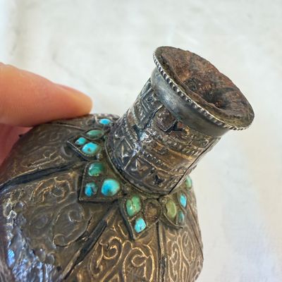 Five Persian repoussé, inlaid and turquoise-set metal hookah components — 照片 27