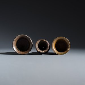 Five Persian repoussé, inlaid and turquoise-set metal hookah components — 照片 13