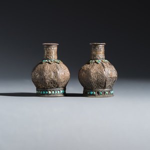 Five Persian repoussé, inlaid and turquoise-set metal hookah components — 照片 3