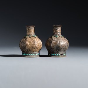 Five Persian repoussé, inlaid and turquoise-set metal hookah components — 照片 4