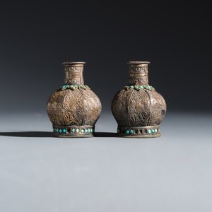 Five Persian repoussé, inlaid and turquoise-set metal hookah components — 照片 5