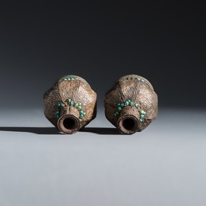Five Persian repoussé, inlaid and turquoise-set metal hookah components — 照片 6