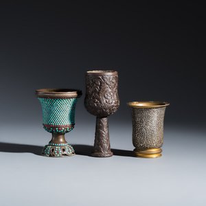 Five Persian repoussé, inlaid and turquoise-set metal hookah components — 照片 9