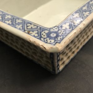 Five pieces of Chinese iron red-decorated porcelain and two double-walled blue and white jardinières, 19th C. — 照片 28
