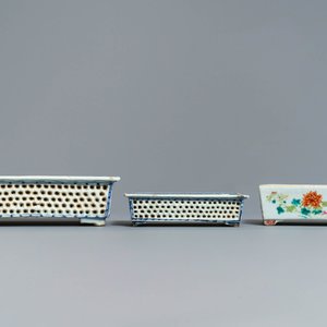 Five pieces of Chinese iron red-decorated porcelain and two double-walled blue and white jardinières, 19th C. — 照片 3