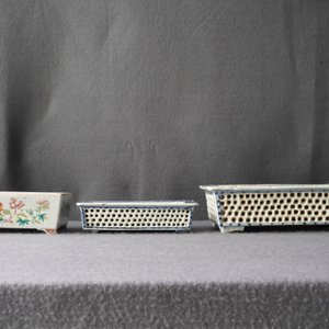 Five pieces of Chinese iron red-decorated porcelain and two double-walled blue and white jardinières, 19th C. — 照片 37