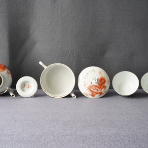 Five pieces of Chinese iron red-decorated porcelain and two double-walled blue and white jardinières, 19th C. — 照片 43