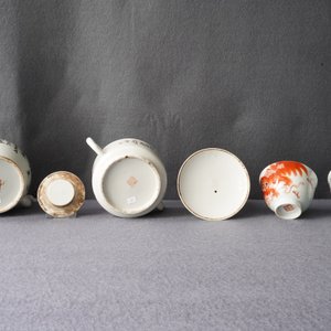Five pieces of Chinese iron red-decorated porcelain and two double-walled blue and white jardinières, 19th C. — 照片 44