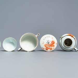 Five pieces of Chinese iron red-decorated porcelain and two double-walled blue and white jardinières, 19th C. — 照片 8