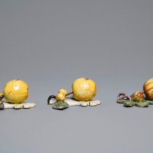 Five polychrome Dutch Delft models of apples and pears, 18th C. — 照片 5