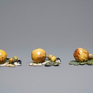 Five polychrome Dutch Delft models of apples and pears, 18th C. — 照片 7
