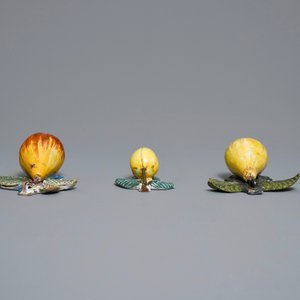 Five polychrome Dutch Delft models of apples, pears and a plum, 18th C. — 照片 4