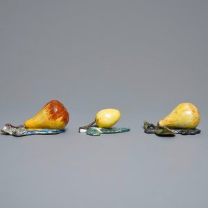 Five polychrome Dutch Delft models of apples, pears and a plum, 18th C. — 照片 5
