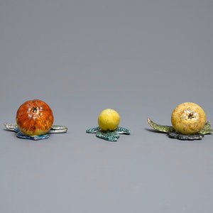 Five polychrome Dutch Delft models of apples, pears and a plum, 18th C. — 照片 6
