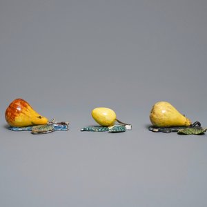 Five polychrome Dutch Delft models of apples, pears and a plum, 18th C. — 照片 7