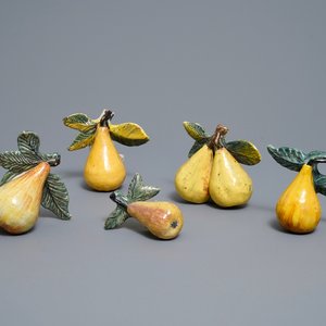 Five polychrome Dutch Delft models of pears, 18th C. — 照片 1