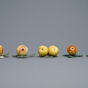 Five polychrome Dutch Delft models of pears, 18th C. — 照片 5