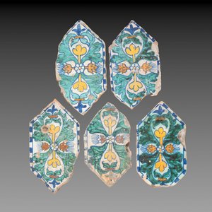 Five polychrome hexagonal tiles, Italy, 16th C. — 照片 1