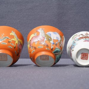 Five sets of Chinese famille rose cups and saucers and a pair of cups with horses, 19/20th C. — 照片 15