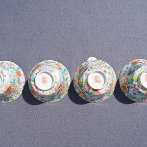 Five sets of Chinese famille rose cups and saucers and a pair of cups with horses, 19/20th C. — 照片 18