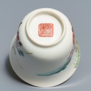 Five sets of Chinese famille rose cups and saucers and a pair of cups with horses, 19/20th C. — 照片 6