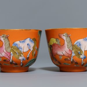 Five sets of Chinese famille rose cups and saucers and a pair of cups with horses, 19/20th C. — 照片 8