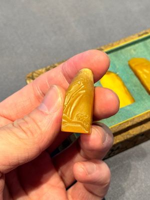Five small Chinese tianhuang seals with a box, Eryue Xuan 二樂軒, Xinyu 心畬, Fu Ru 溥儒, Jiu Wangsun 舊王孫 and Luoshi Huiguan 羅室會館 mark, 19/20th C. — photo 11