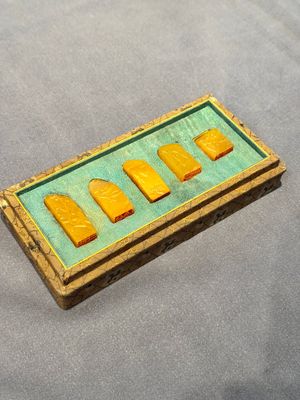 Five small Chinese tianhuang seals with a box, Eryue Xuan 二樂軒, Xinyu 心畬, Fu Ru 溥儒, Jiu Wangsun 舊王孫 and Luoshi Huiguan 羅室會館 mark, 19/20th C. — photo 2