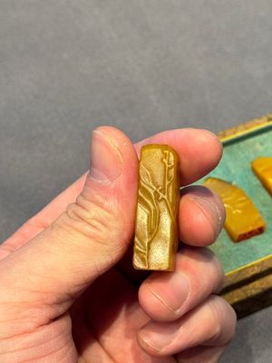 Five small Chinese tianhuang seals with a box, Eryue Xuan 二樂軒, Xinyu 心畬, Fu Ru 溥儒, Jiu Wangsun 舊王孫 and Luoshi Huiguan 羅室會館 mark, 19/20th C. — photo 9