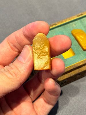 Five small Chinese tianhuang seals with a box, Eryue Xuan 二樂軒, Xinyu 心畬, Fu Ru 溥儒, Jiu Wangsun 舊王孫 and Luoshi Huiguan 羅室會館 mark, 19/20th C. — photo 10