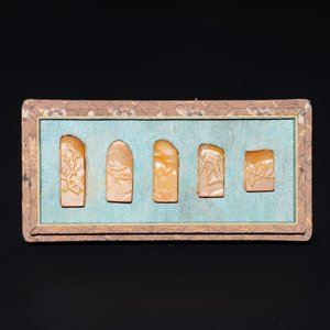 Five small Chinese tianhuang seals with a box, Eryue Xuan 二樂軒, Xinyu 心畬, Fu Ru 溥儒, Jiu Wangsun 舊王孫 and Luoshi Huiguan 羅室會館 mark, 19/20th C. — photo 2