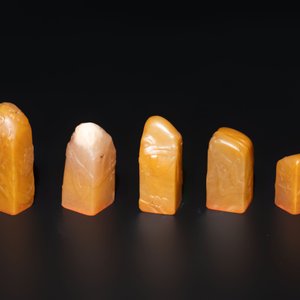 Five small Chinese tianhuang seals with a box, Eryue Xuan 二樂軒, Xinyu 心畬, Fu Ru 溥儒, Jiu Wangsun 舊王孫 and Luoshi Huiguan 羅室會館 mark, 19/20th C. — photo 4