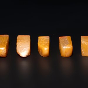 Five small Chinese tianhuang seals with a box, Eryue Xuan 二樂軒, Xinyu 心畬, Fu Ru 溥儒, Jiu Wangsun 舊王孫 and Luoshi Huiguan 羅室會館 mark, 19/20th C. — photo 8