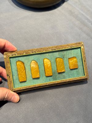 Five small Chinese tianhuang seals with a box, Eryue Xuan 二樂軒, Xinyu 心畬, Fu Ru 溥儒, Jiu Wangsun 舊王孫 and Luoshi Huiguan 羅室會館 mark, 19/20th C. — photo 1