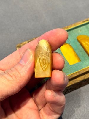 Five small Chinese tianhuang seals with a box, Eryue Xuan 二樂軒, Xinyu 心畬, Fu Ru 溥儒, Jiu Wangsun 舊王孫 and Luoshi Huiguan 羅室會館 mark, 19/20th C. — photo 12
