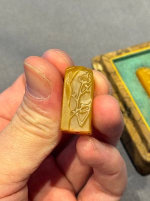 Five small Chinese tianhuang seals with a box, Eryue Xuan 二樂軒, Xinyu 心畬, Fu Ru 溥儒, Jiu Wangsun 舊王孫 and Luoshi Huiguan 羅室會館 mark, 19/20th C. — photo 28