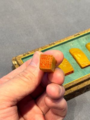 Five small Chinese tianhuang seals with a box, Eryue Xuan 二樂軒, Xinyu 心畬, Fu Ru 溥儒, Jiu Wangsun 舊王孫 and Luoshi Huiguan 羅室會館 mark, 19/20th C. — photo 4