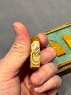 Five small Chinese tianhuang seals with a box, Eryue Xuan 二樂軒, Xinyu 心畬, Fu Ru 溥儒, Jiu Wangsun 舊王孫 and Luoshi Huiguan 羅室會館 mark, 19/20th C. — photo 6
