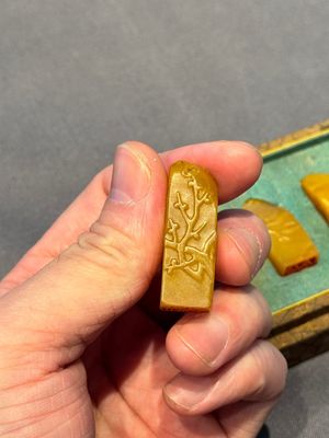 Five small Chinese tianhuang seals with a box, Eryue Xuan 二樂軒, Xinyu 心畬, Fu Ru 溥儒, Jiu Wangsun 舊王孫 and Luoshi Huiguan 羅室會館 mark, 19/20th C. — photo 8