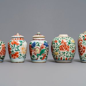 Five small Chinese wucai vases, Transitional period and Kangxi — photo 3