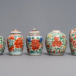 Five small Chinese wucai vases, Transitional period and Kangxi — photo 4