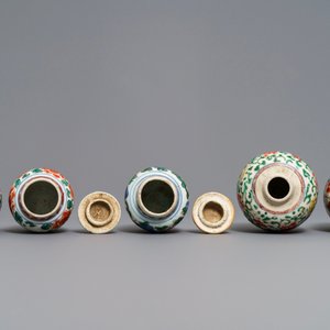 Five small Chinese wucai vases, Transitional period and Kangxi — photo 6