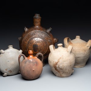 Five stoneware jugs or pilgrim flasks, including a Raeren example with armorial design, 16/17th C. and later — photo 1
