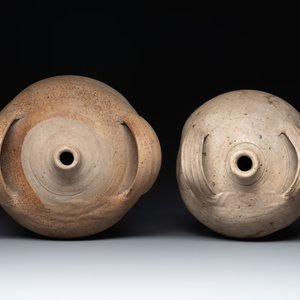 Five stoneware jugs or pilgrim flasks, including a Raeren example with armorial design, 16/17th C. and later — photo 12