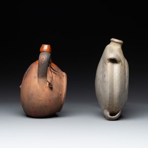 Five stoneware jugs or pilgrim flasks, including a Raeren example with armorial design, 16/17th C. and later — photo 15