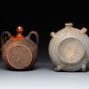 Five stoneware jugs or pilgrim flasks, including a Raeren example with armorial design, 16/17th C. and later — photo 16