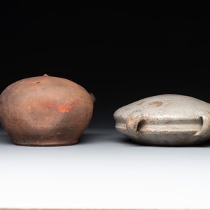 Five stoneware jugs or pilgrim flasks, including a Raeren example with armorial design, 16/17th C. and later — photo 19