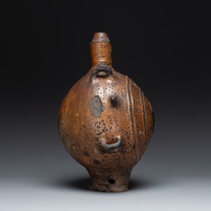 Five stoneware jugs or pilgrim flasks, including a Raeren example with armorial design, 16/17th C. and later — photo 3