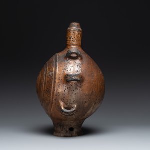 Five stoneware jugs or pilgrim flasks, including a Raeren example with armorial design, 16/17th C. and later — photo 5